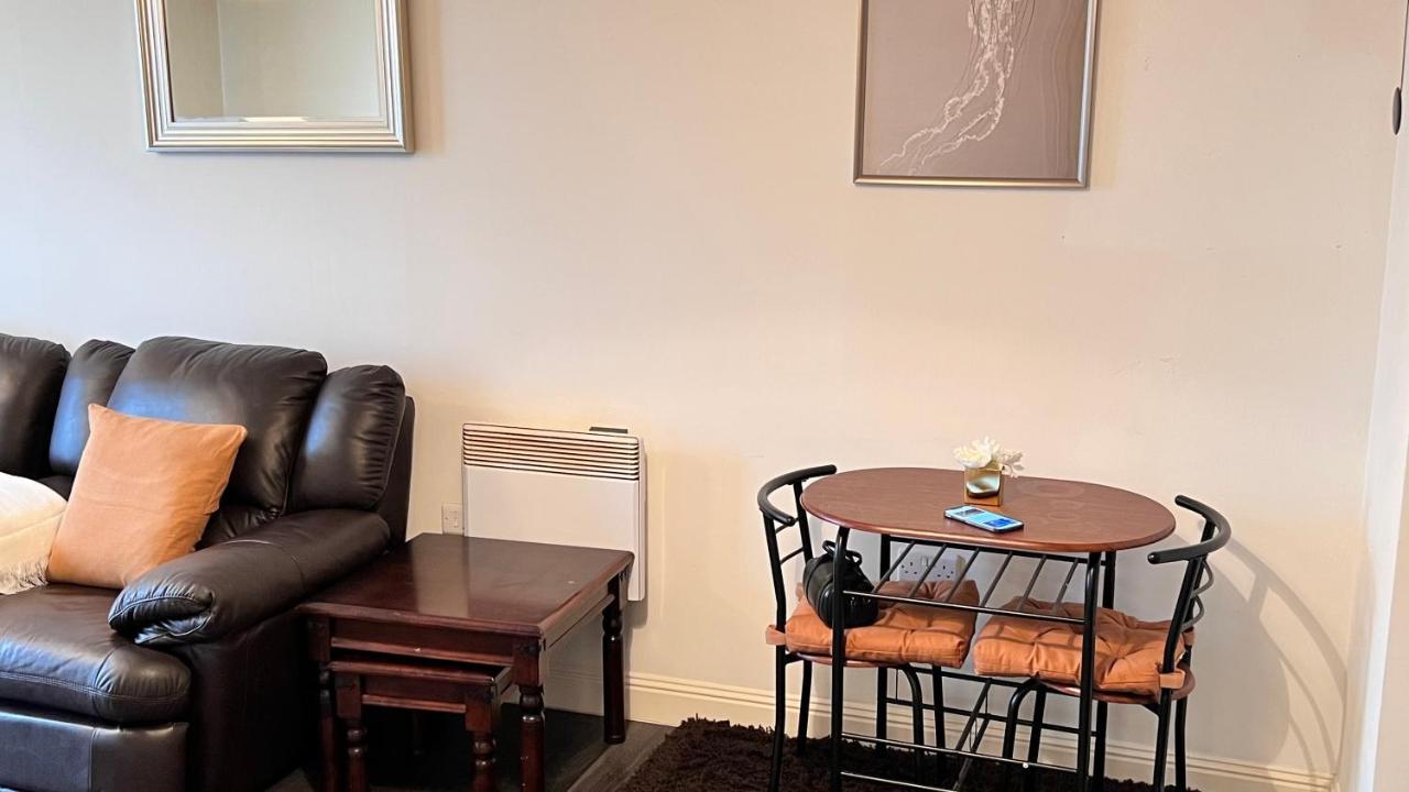Radiant2 Bedroom Apartment In The Heart Of Harlow Town Kültér fotó
