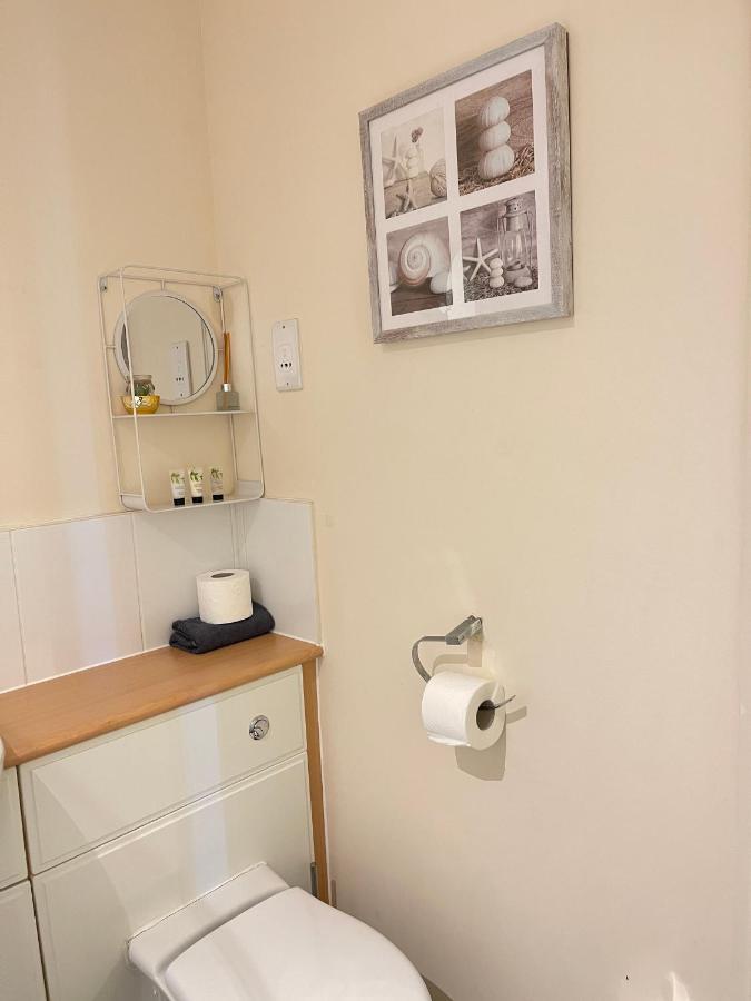 Radiant2 Bedroom Apartment In The Heart Of Harlow Town Kültér fotó