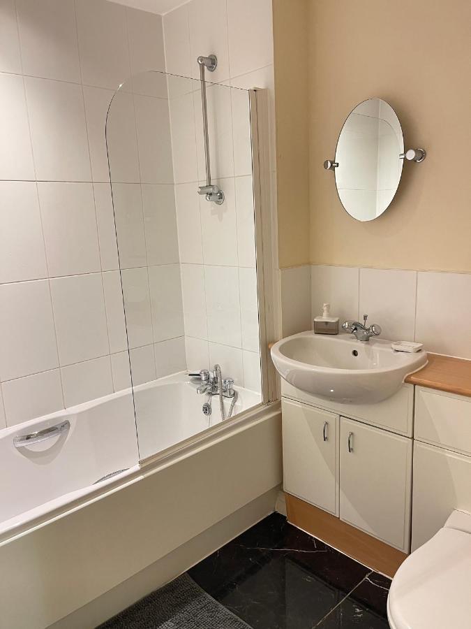 Radiant2 Bedroom Apartment In The Heart Of Harlow Town Kültér fotó