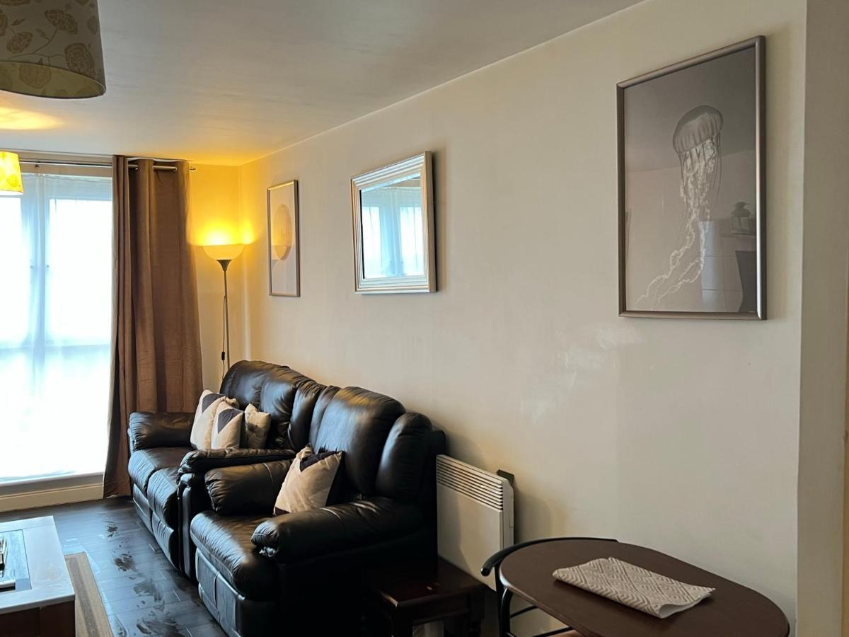 Radiant2 Bedroom Apartment In The Heart Of Harlow Town Kültér fotó