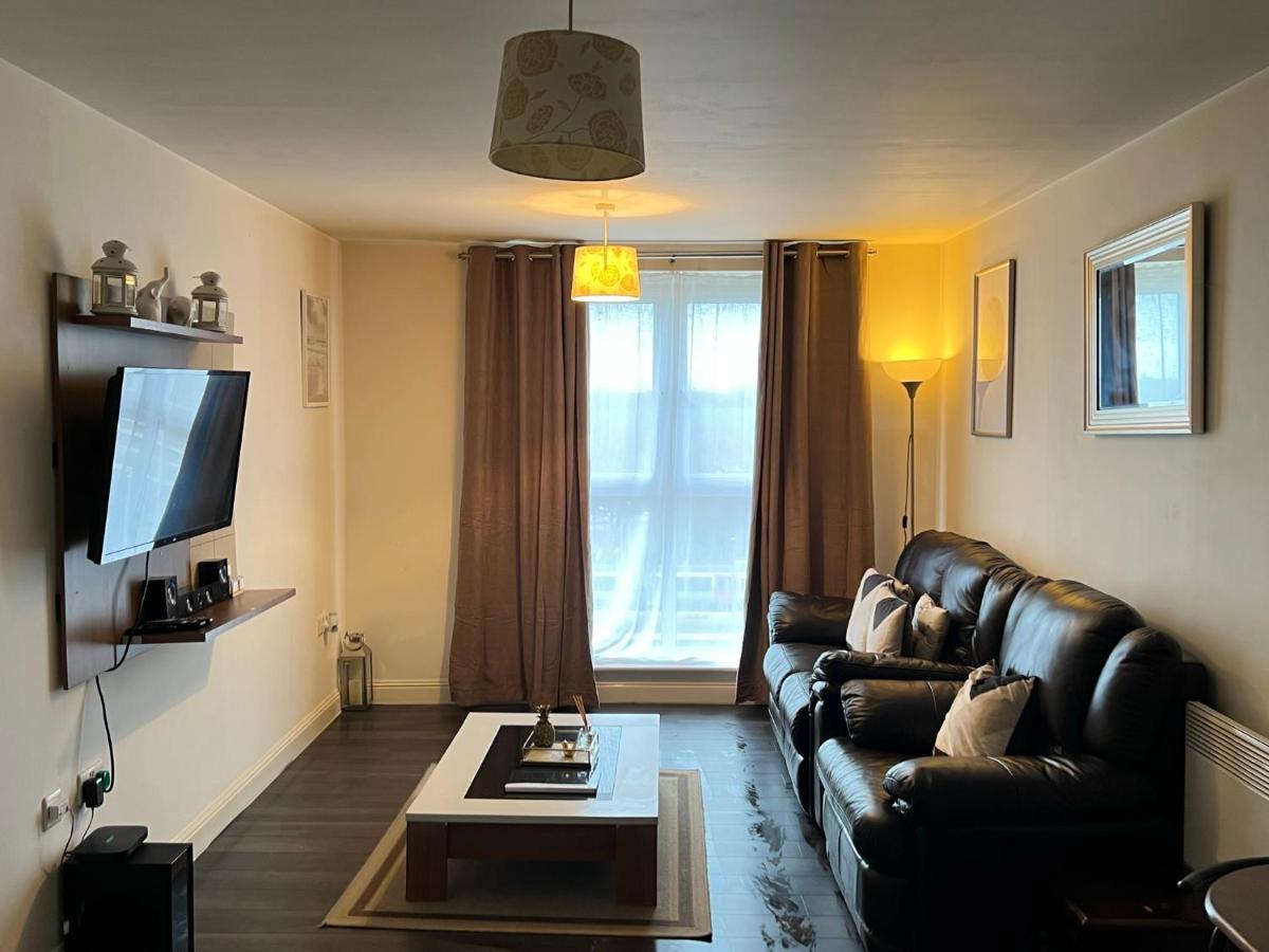 Radiant2 Bedroom Apartment In The Heart Of Harlow Town Kültér fotó