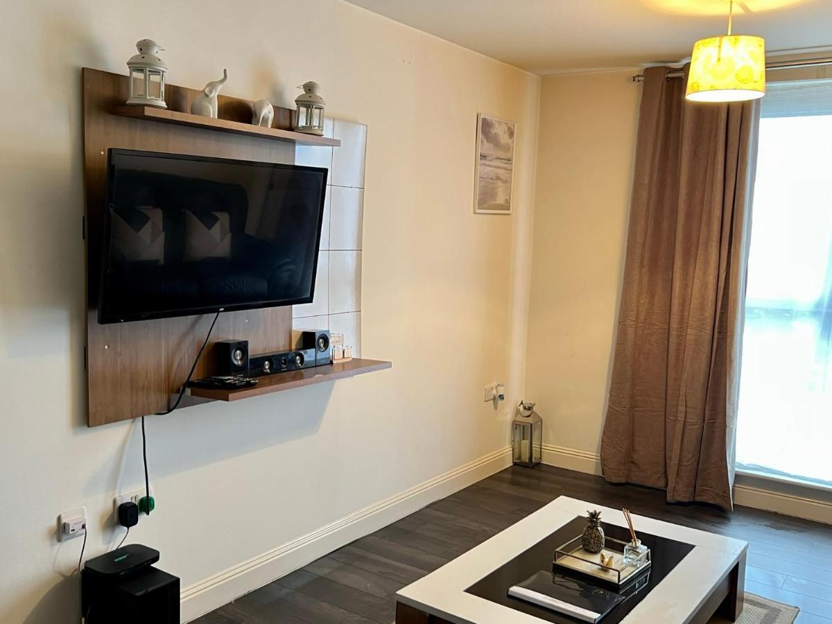 Radiant2 Bedroom Apartment In The Heart Of Harlow Town Kültér fotó