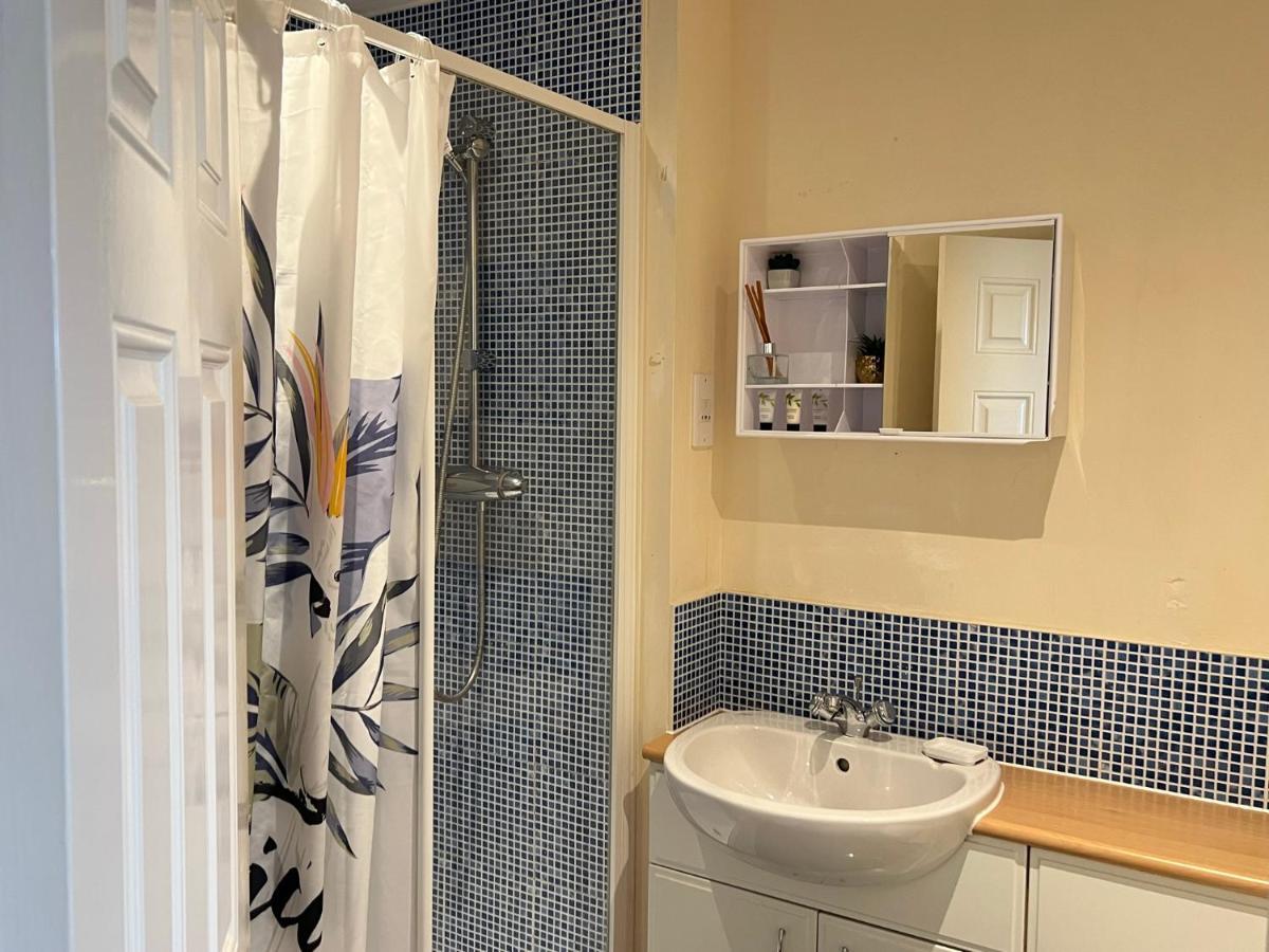Radiant2 Bedroom Apartment In The Heart Of Harlow Town Kültér fotó