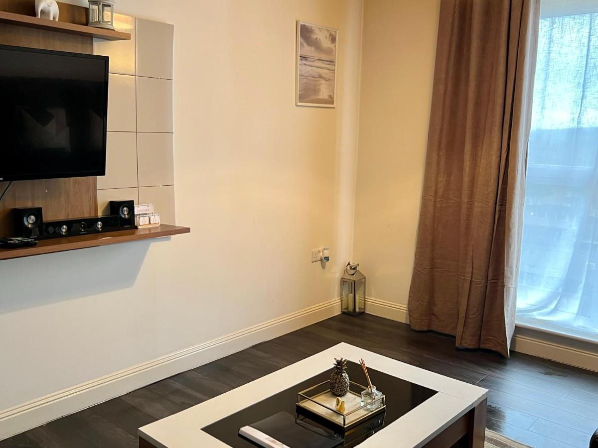 Radiant2 Bedroom Apartment In The Heart Of Harlow Town Kültér fotó
